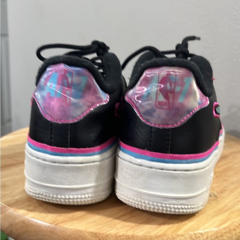 Nike - Picture 3 of 6